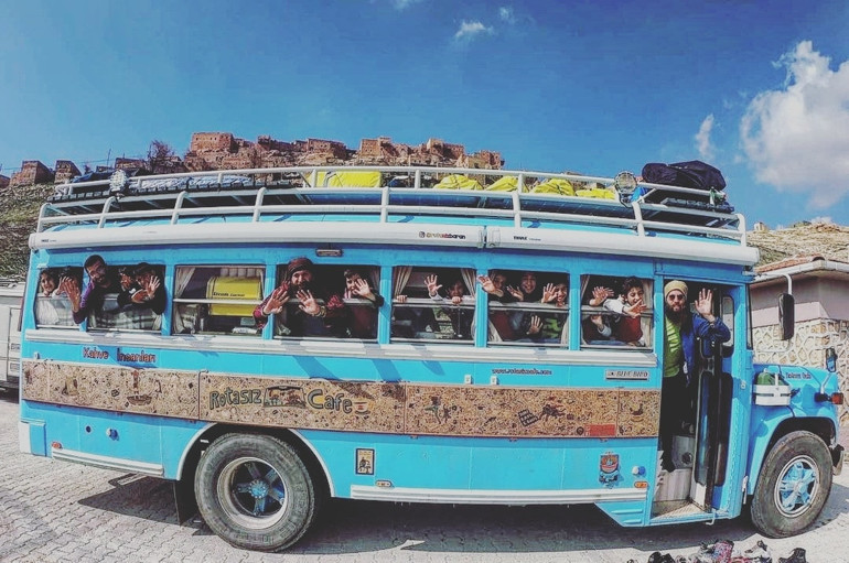 Virane köy okulunu koleje dönüştürdü