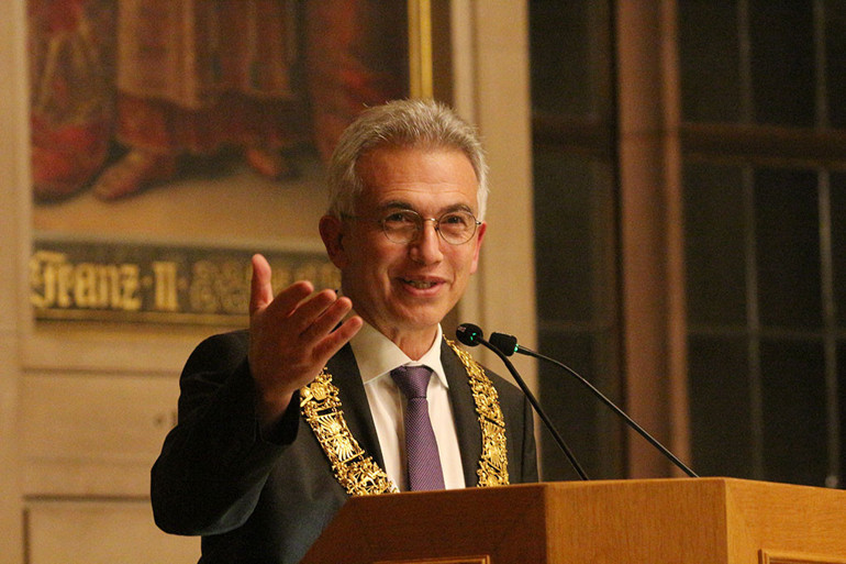 Arif Arslaner’e onur plaketi