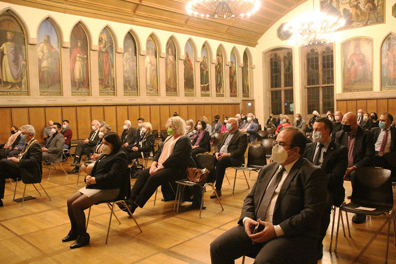 Arif Arslaner’e onur plaketi