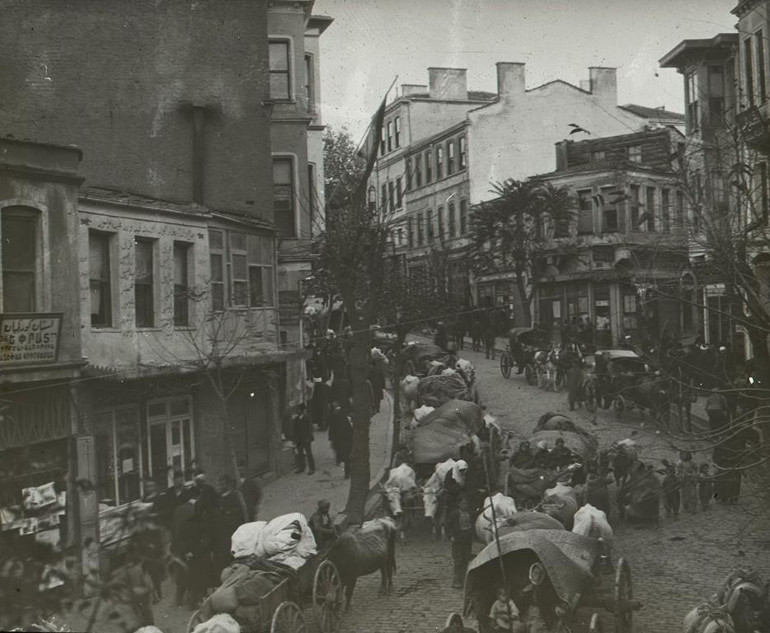 Tek hikâye iki sergi