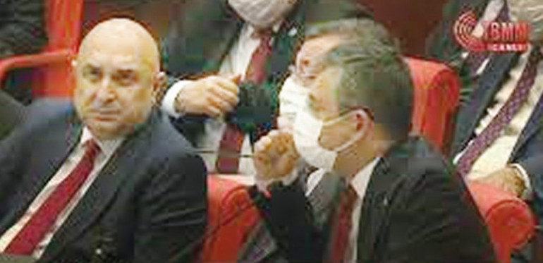 Hakaret, küfür derken el hareketi