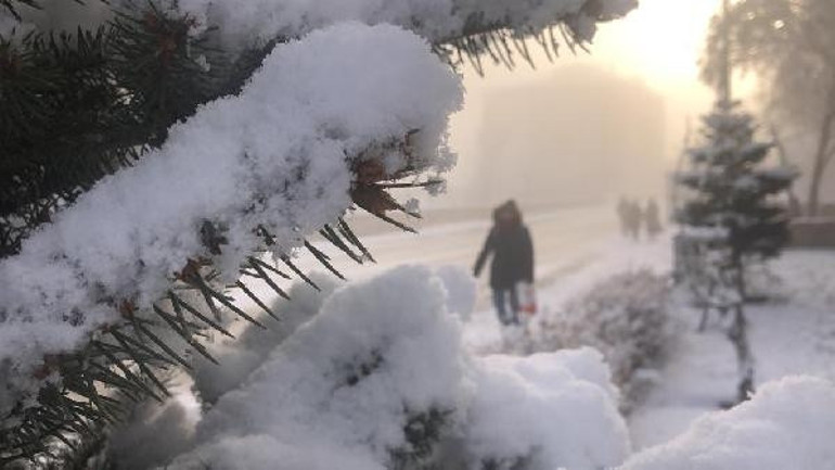 Karsta kar yolları kapattı, sis nedeniyle uçak seferli aksadı