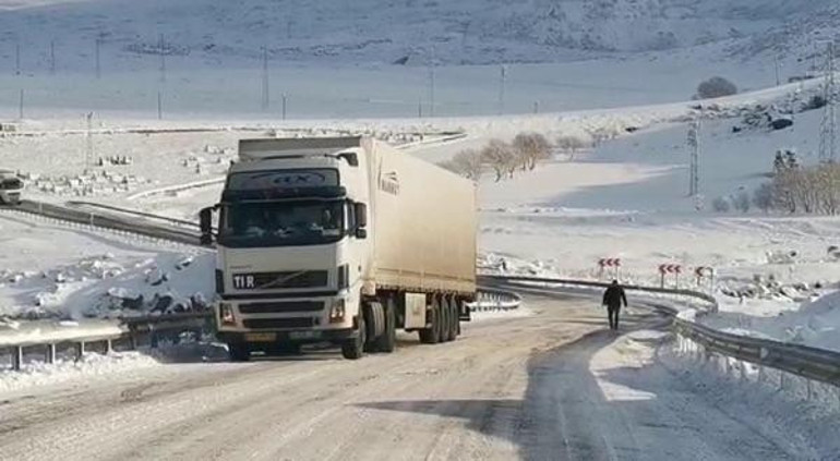 Karsta kar yolları kapattı, sis nedeniyle uçak seferli aksadı