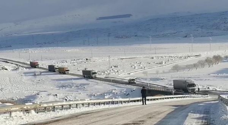 Karsta kar yolları kapattı, sis nedeniyle uçak seferli aksadı