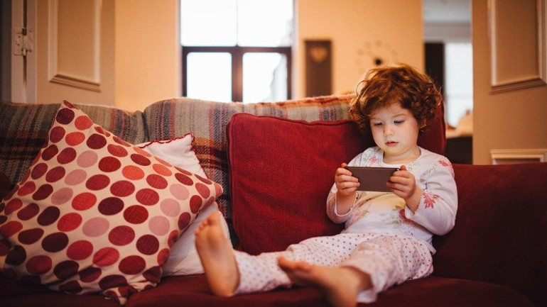 Okul sıralarında ve ailelerin önünde izliyorlar İlkokul çağında porno tehlikesi...