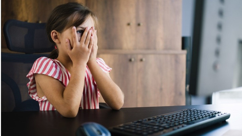 Okul sıralarında ve ailelerin önünde izliyorlar İlkokul çağında porno tehlikesi...