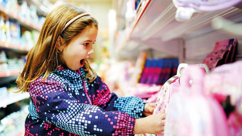 Bırakın, istediği oyuncakla oynasın...