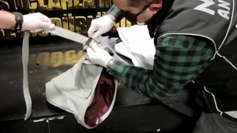 Havalimanında yakalandı Tam 4 kilo 522 gram ele geçirildi