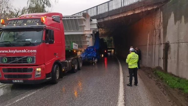 Son dakika... İzmitte D-100 kara yolunu kapatan TIR kazası
