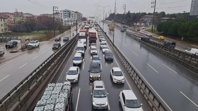 Son dakika... İzmitte D-100 kara yolunu kapatan TIR kazası
