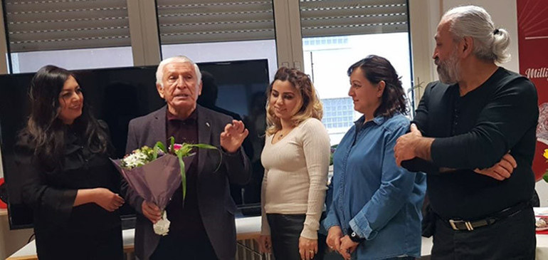 ‘Ak Yakalı Kara Önlükler’i anlattı