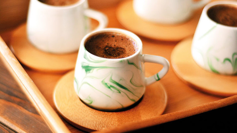 Sevgiyle elde yapıldı