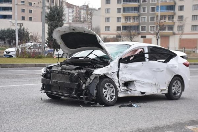 Şanlıurfa Valiliği koruma aracı ile otomobil çarpıştı: 4 yaralı