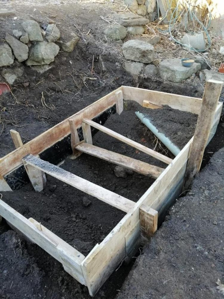 Afyonkarahisarda ilginç türbe hikâyesi Evlerinin bahçesine giren aile şoke oldu