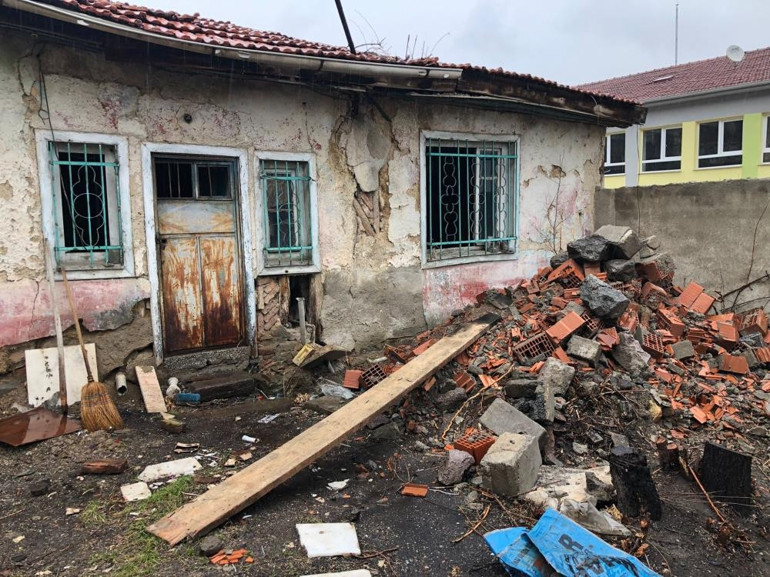 Afyonkarahisarda ilginç türbe hikâyesi Evlerinin bahçesine giren aile şoke oldu