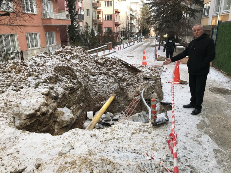 Yayalar tehlikeye teğet geçiyor