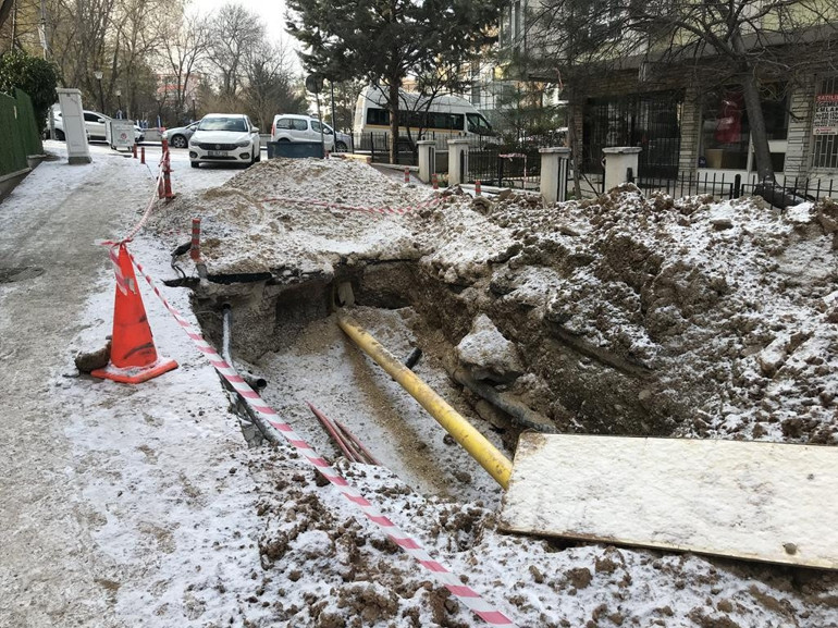 Yayalar tehlikeye teğet geçiyor