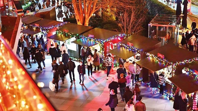 Yeni yılın ışıltısı sokakları sardı