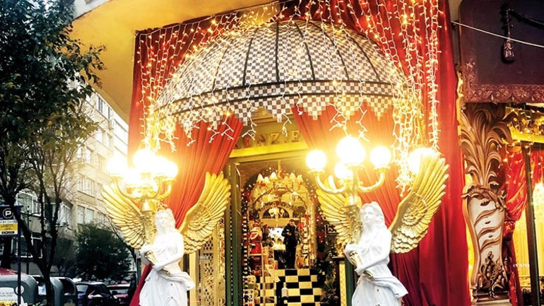 Yeni yılın ışıltısı sokakları sardı