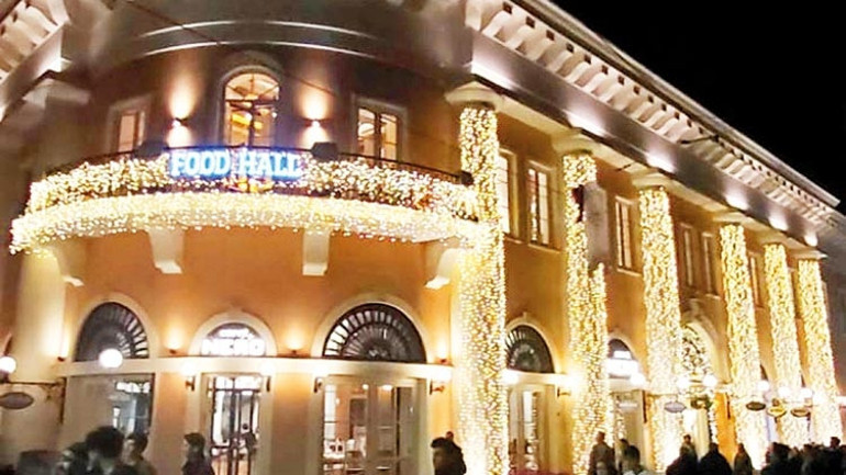 Yeni yılın ışıltısı sokakları sardı