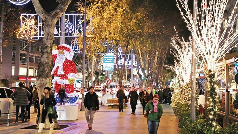 Yeni yılın ışıltısı sokakları sardı