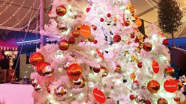 Yeni yılın ışıltısı sokakları sardı