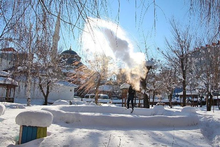 Hava sıcaklığı eksi 20leri gördü, havaya atılan kaynar su dondu