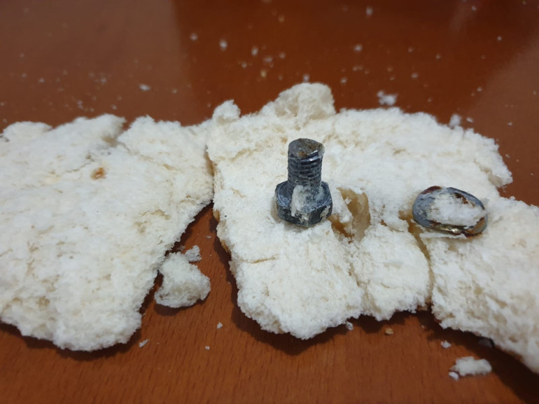 Görünce şoke oldu Ekmeğin içinden 2 santimlik vida çıktı