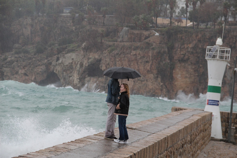 Son dakika... Meteorolojiden kırmızı uyarı Bir bölge alarmda: Aşırı yağış geliyor... Okullar tatil edildi