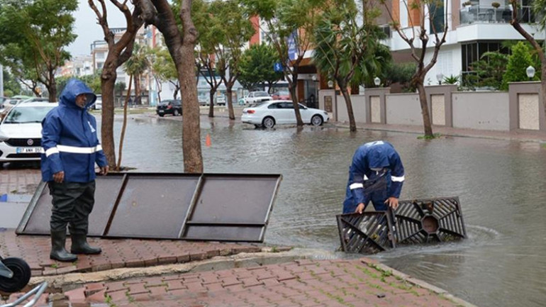 Son dakika: Turizm merkezi Antalyada son 3 yılın yağış rekoru