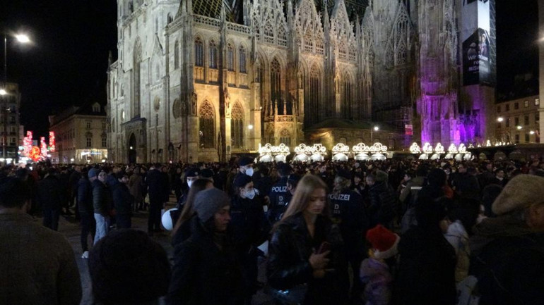 Avrupada iki farklı manzara Sıkı karantinalar ve yasakları umursamayanlar...