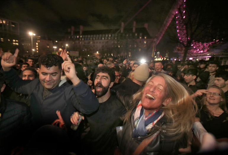 Avrupada iki farklı manzara Sıkı karantinalar ve yasakları umursamayanlar...