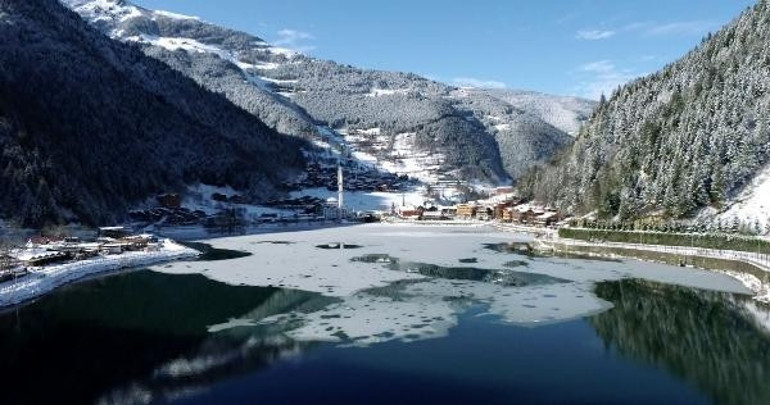 Uzungöl kısmen buz tuttu