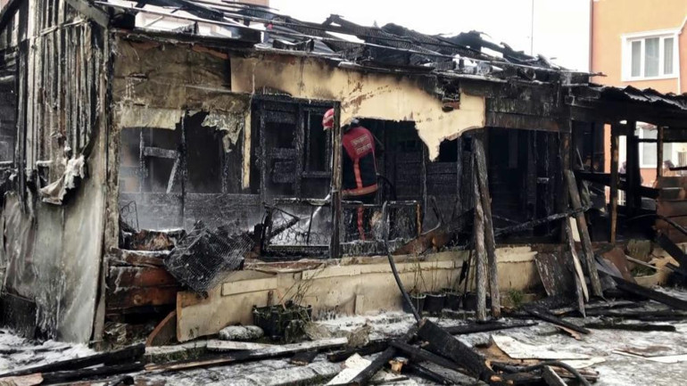 Yaşlı çiftin barakası bir anda alev topuna döndü