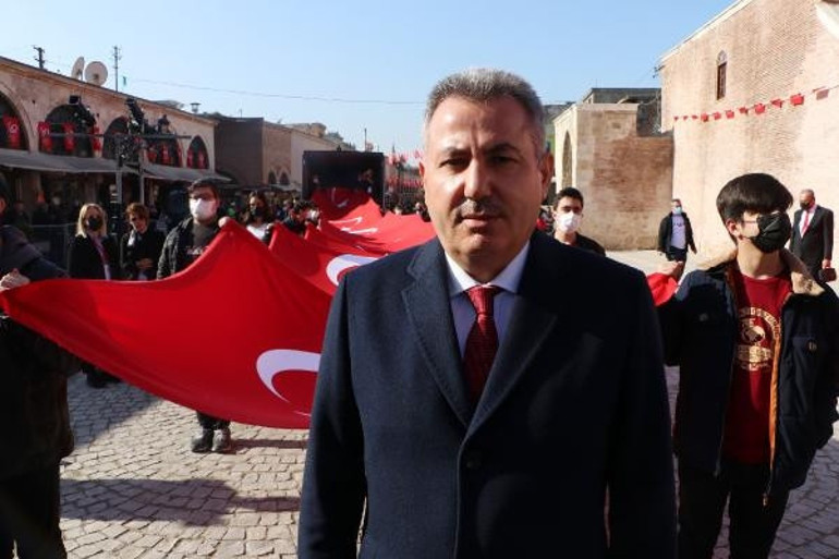 Adanada 3 bin 628 metrelik Türk Bayrağı açıldı... Vali böyle duyurdu: Türkiye rekoru kırdık