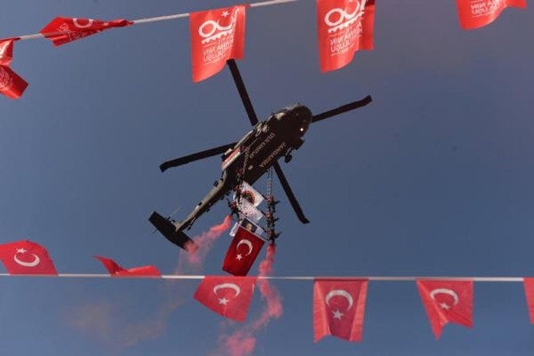 Adanada 3 bin 628 metrelik Türk Bayrağı açıldı... Vali böyle duyurdu: Türkiye rekoru kırdık