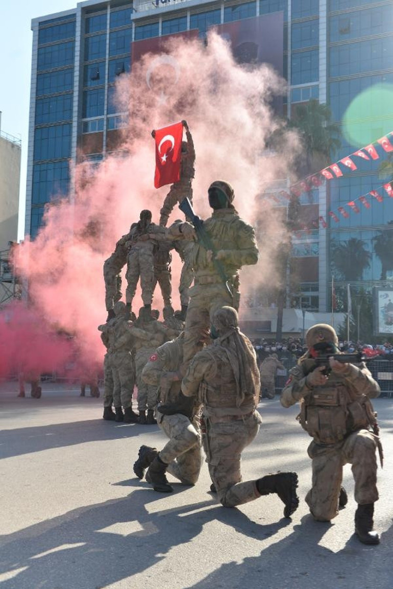 Adanada 3 bin 628 metrelik Türk Bayrağı açıldı... Vali böyle duyurdu: Türkiye rekoru kırdık
