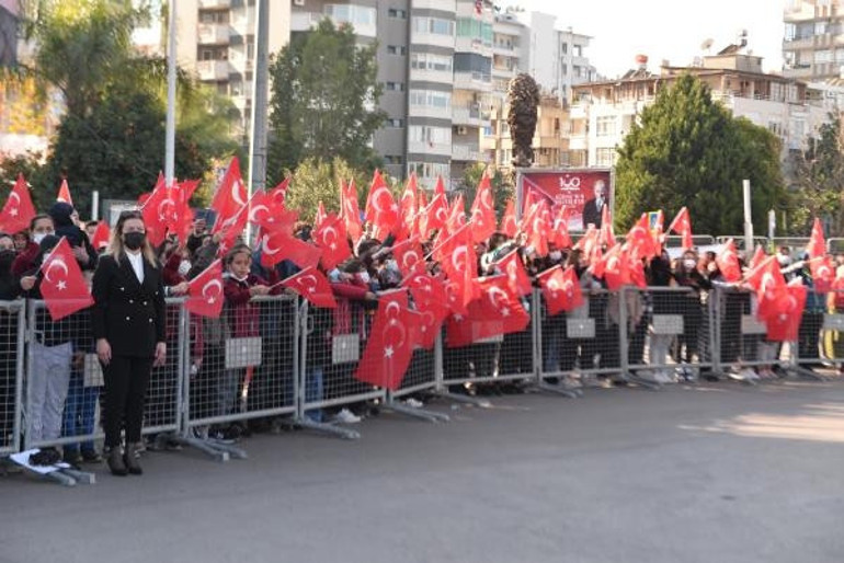 Adanada 3 bin 628 metrelik Türk Bayrağı açıldı... Vali böyle duyurdu: Türkiye rekoru kırdık