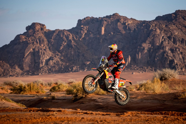Dakar Rallisinde Red Bull sporcuları Sebastian Loeb ile Nasser Al-Attiyah’ın rekabeti sürüyor