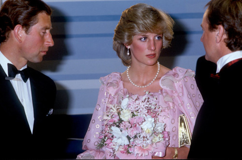 Yıllar sonra anlattı: Prens Charlesın kafasına oyuncak telefon fırlatmış