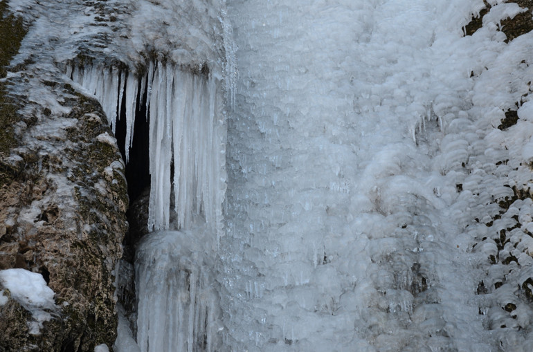 Şırnak’ta aşırı soğuklar 50 metrelik şelaleyi dondurdu