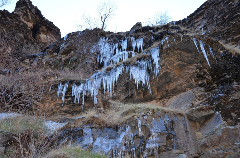 Şırnak’ta aşırı soğuklar 50 metrelik şelaleyi dondurdu