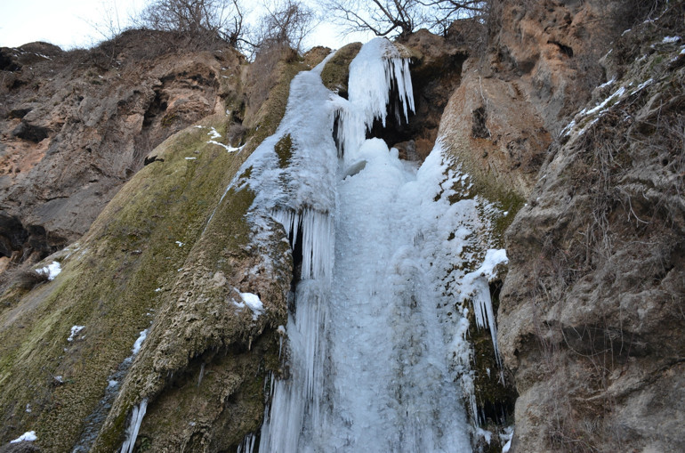 Şırnak’ta aşırı soğuklar 50 metrelik şelaleyi dondurdu