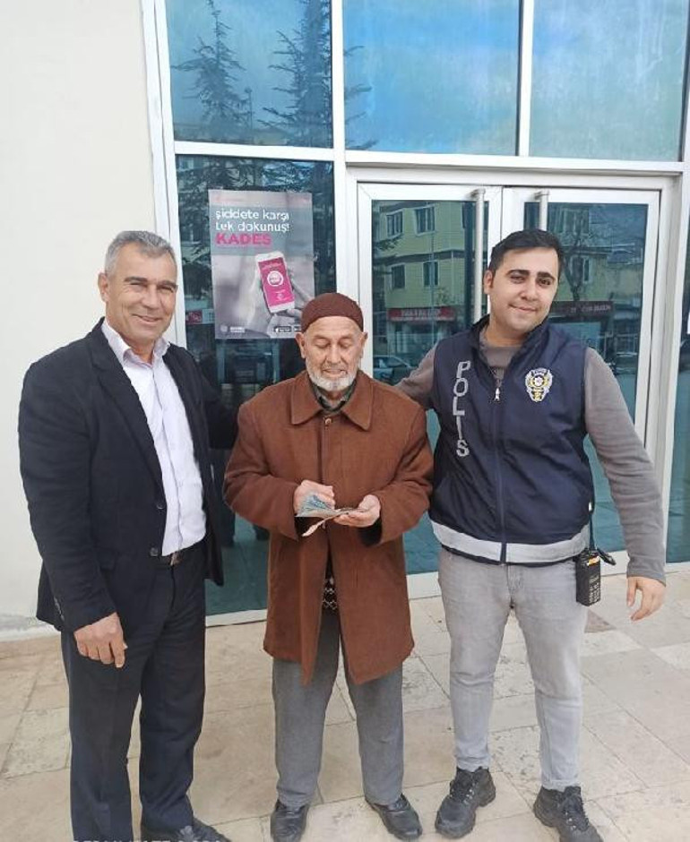 Emekli maaşını yolda düşürdü... Parayı bulan memurdan alkışlanacak hareket