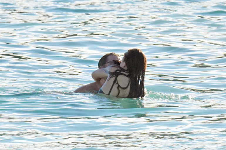 Dalgalar arasında aşka geldiler: Ünlü çift yeni yılın ilk tatilinde