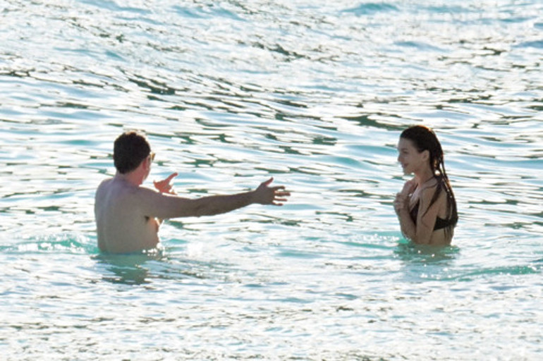 Dalgalar arasında aşka geldiler: Ünlü çift yeni yılın ilk tatilinde