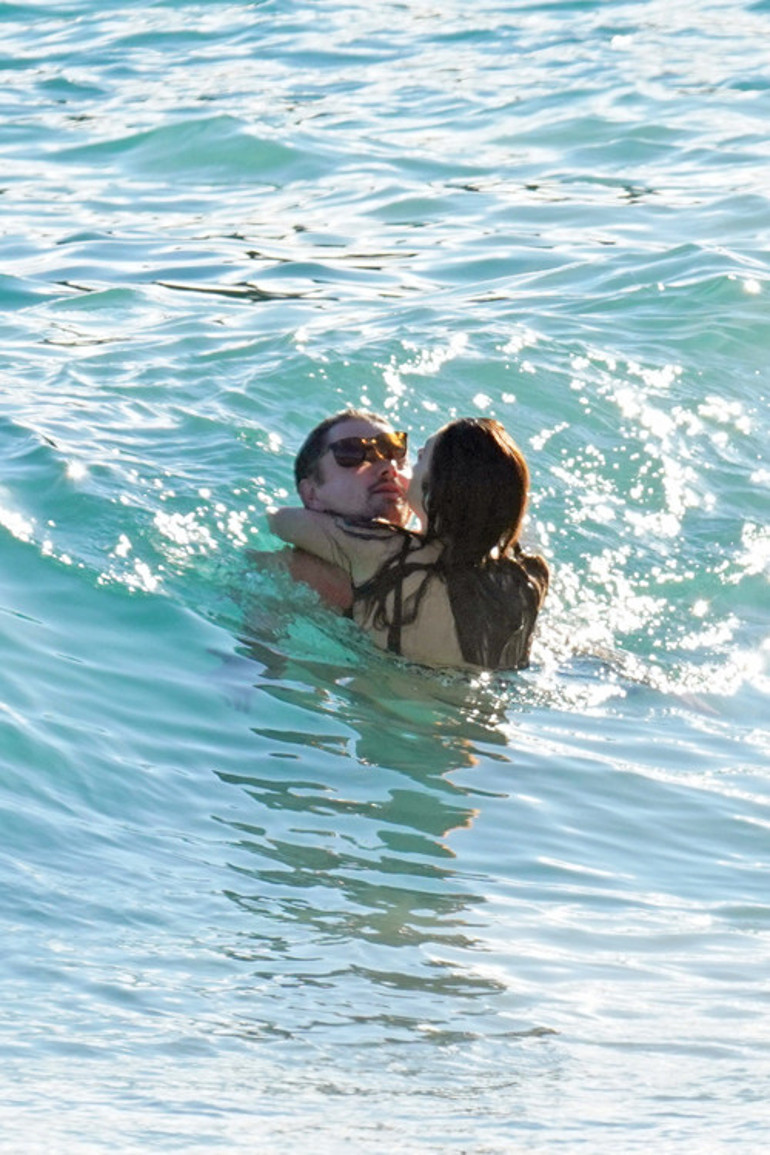 Dalgalar arasında aşka geldiler: Ünlü çift yeni yılın ilk tatilinde