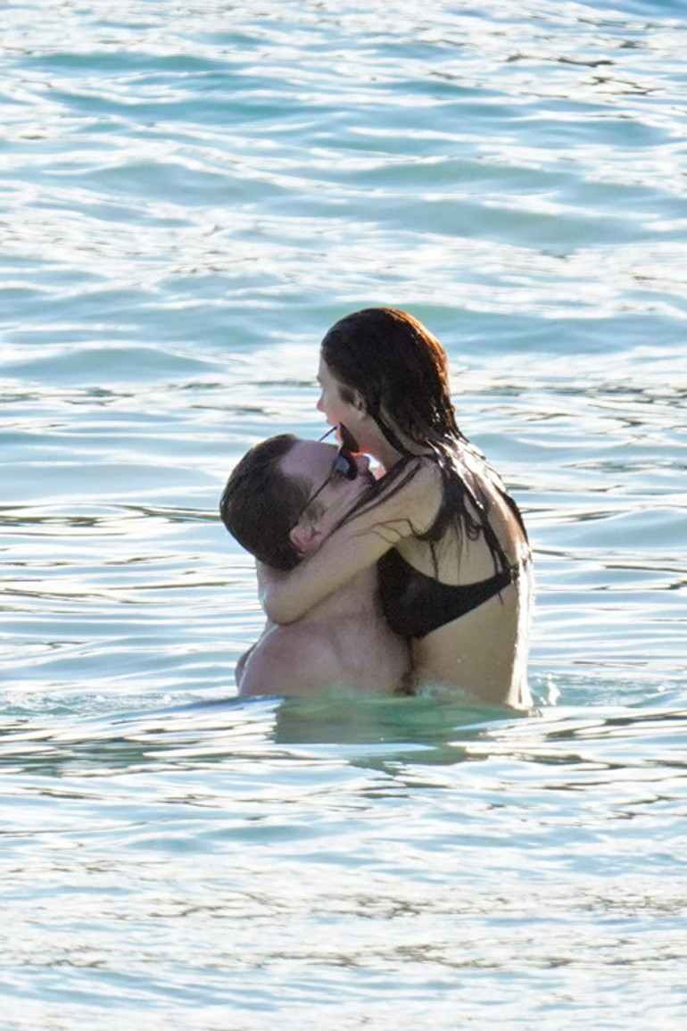 Dalgalar arasında aşka geldiler: Ünlü çift yeni yılın ilk tatilinde