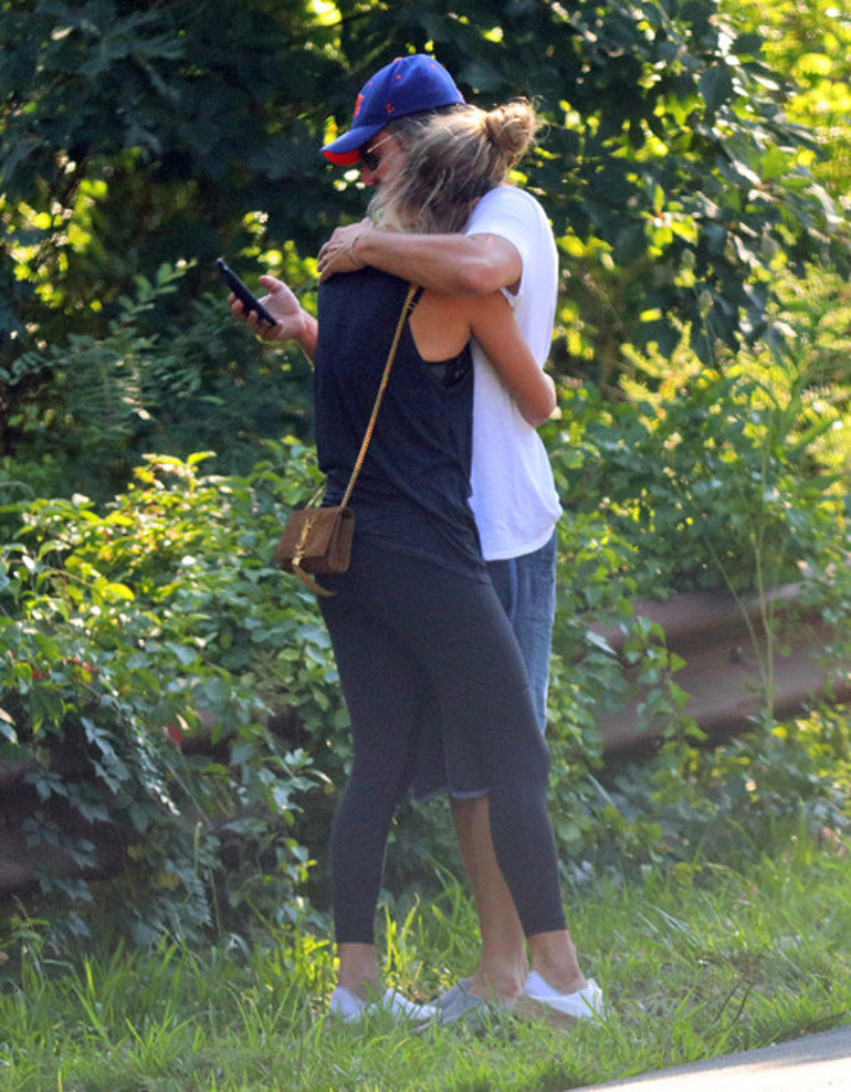 Dalgalar arasında aşka geldiler: Ünlü çift yeni yılın ilk tatilinde