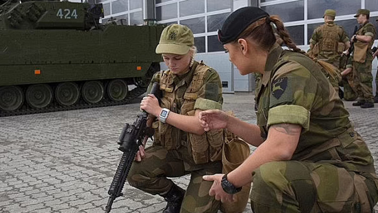 Avrupanın göbeğinde şaşırtan karar Askerler çorap ve iç çamaşırlarını iade ediyor